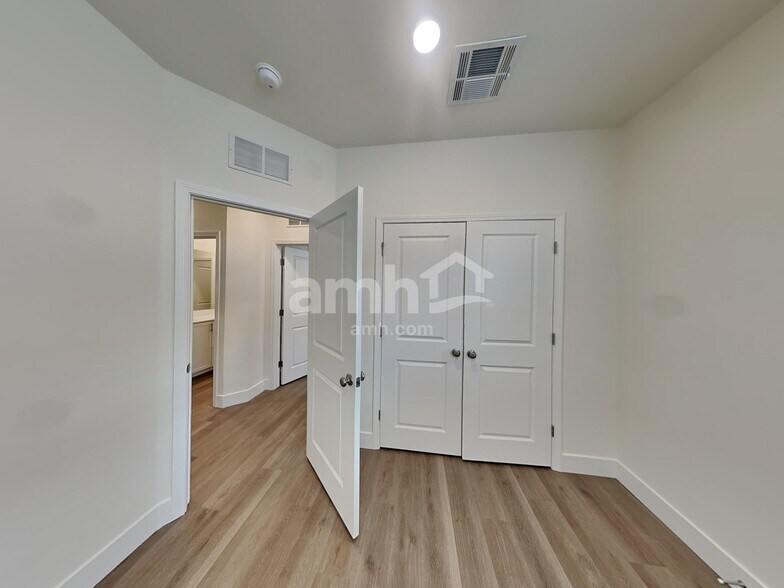 Building Photo - 493 Silverbell Fls Pl