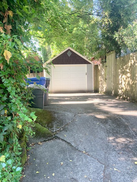 Building Photo - 634 NE 28th Ave