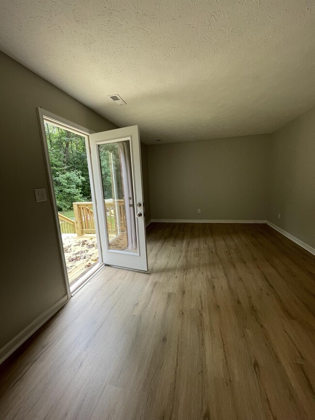 Building Photo - 139 E Vail Dr