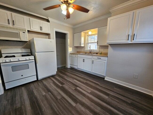 Building Photo - 3 bedroom, 1 bath home with attached garage, off Mt. Vernon Rd.