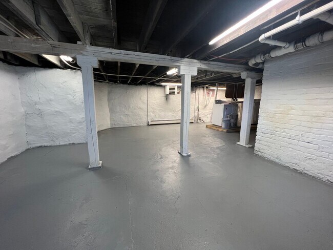 Building Photo - AVAILABLE JUNE - 4 Bed 1.5 Bath Home in Superior