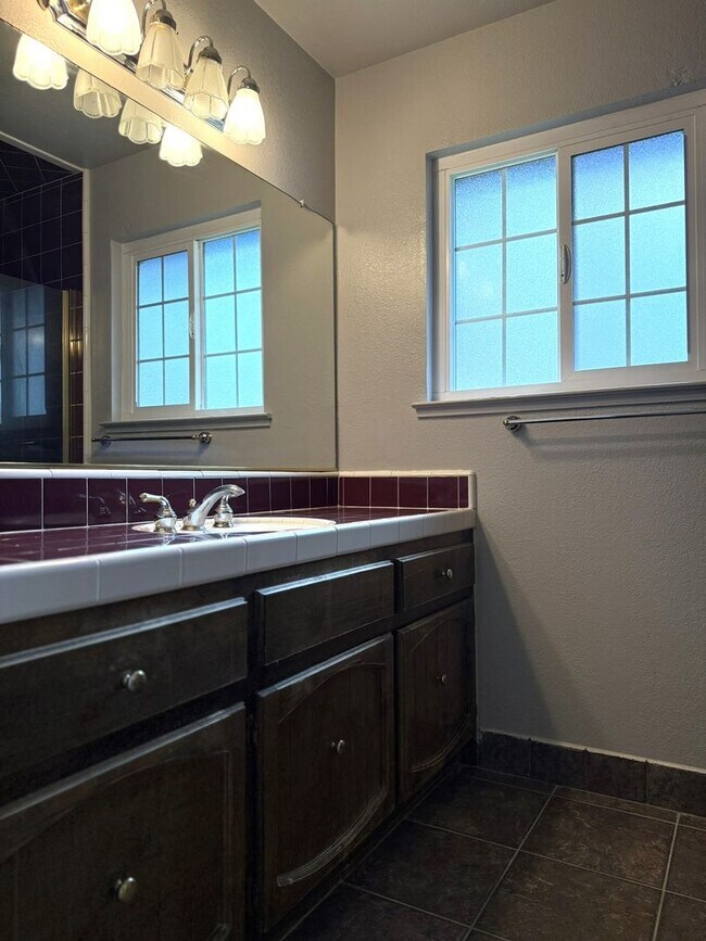 Building Photo - Move in special, Half off first month's re...