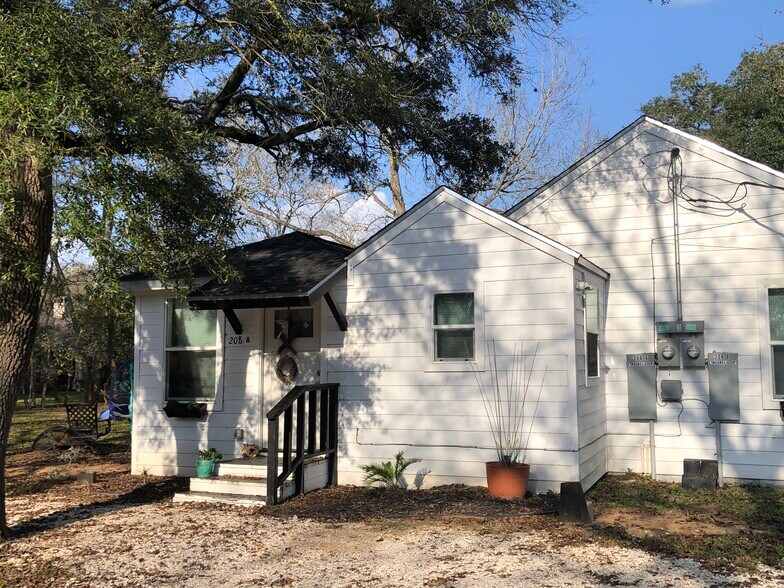 Building Photo - 208 E Magnolia St