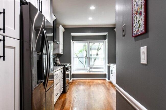 Building Photo - 304 Bridle Path