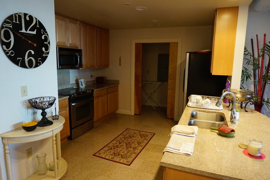 Kitchen - 300 4th Ave
