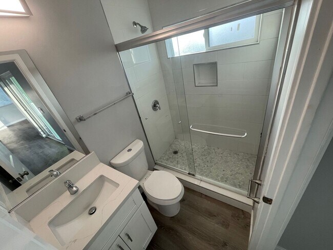 Building Photo - 4BD/2BA with great Yard!