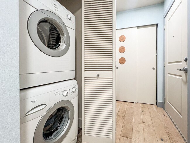 Building Photo - 1bd/1ba Seattle Condo