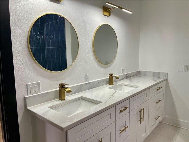 Building Photo - 2118 S Venus St