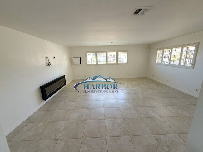 Building Photo - 1630 Miracosta St
