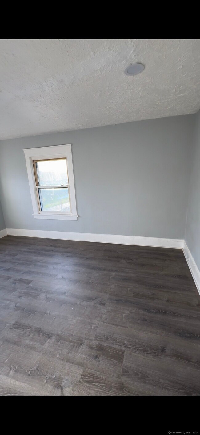 Building Photo - 95 New Canaan Ave