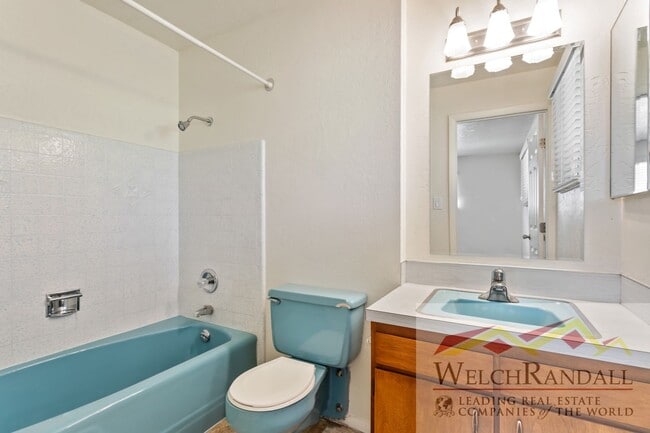 Building Photo - Elegant Layton Home Offering Space, Style,...