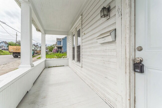 Building Photo - 421 Walnut Ave