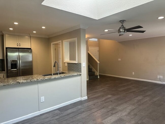 Building Photo - 3 Bed/2 Bath- Beautifully Updated Townhome...