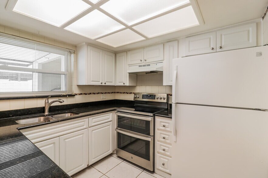 Building Photo - 7640 Woodbridge Blvd