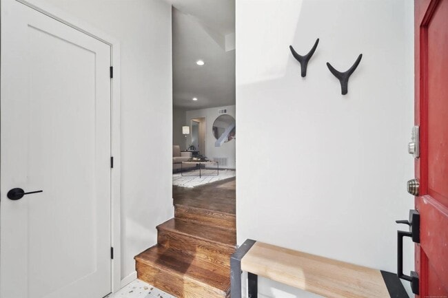 Building Photo - 1417 E 38th Pl