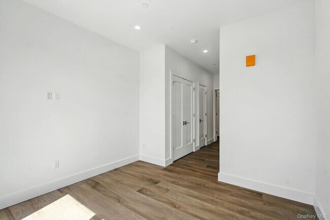 Building Photo - 402 Halstead Ave