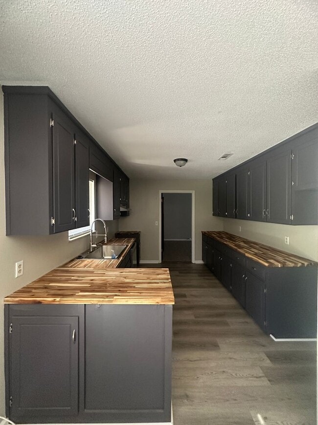 Building Photo - Daleville!  Cul-de-sac!!  New Carpet/Paint...