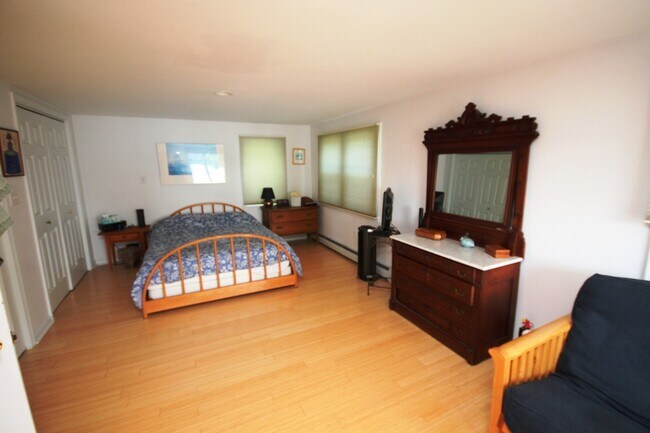 Building Photo - 3bd/2ba Waterfront House for Rent in Freep...