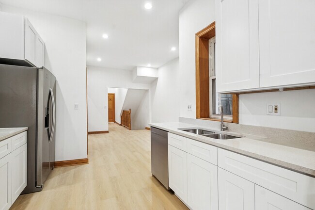 Building Photo - 2336 W Taylor St