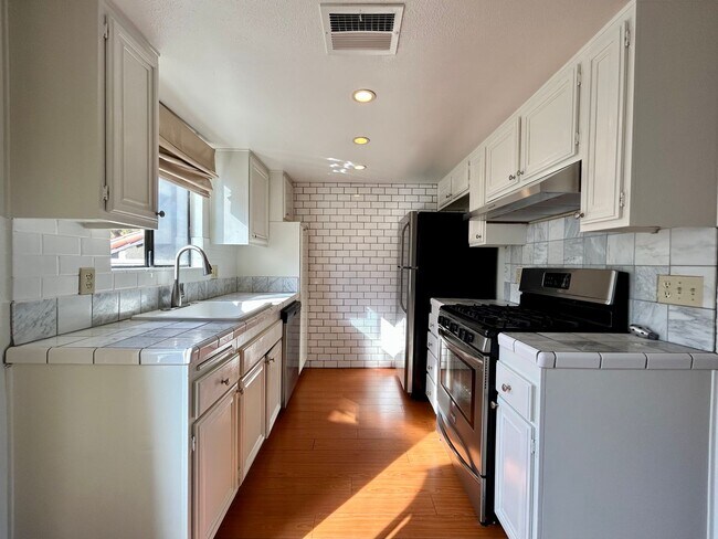 Building Photo - AVAILABLE NOW!! LOVELY - 1 Bed 1 Bath Uppe...