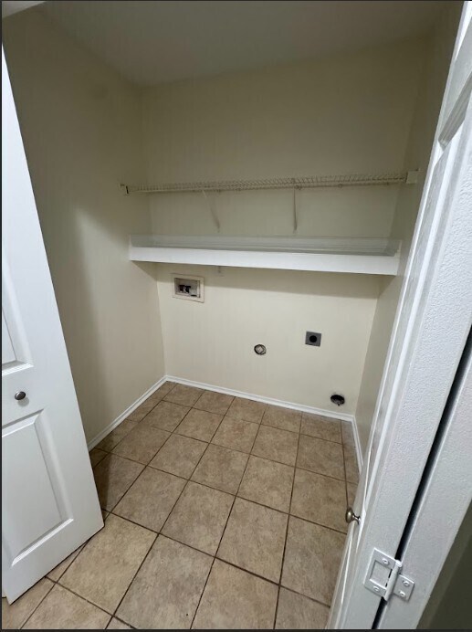 Building Photo - Spacious 3200+ sq. ft. home with large kit...