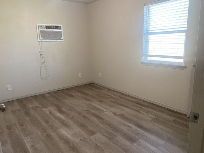 Building Photo - FULLY FURNISHED - ALL BILLS PAID Apartment in Big Spring TX