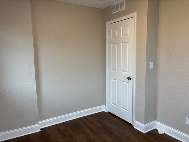 Building Photo - 3 Bed 1 Bath Remodeled House