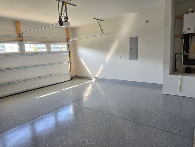 Building Photo - 4 spacious bedrooms and 3 full bathrooms along with guest suite. 1st floor primary and secondary ...