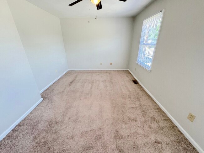 Building Photo - Come visit this cute 3 bedroom 1.5 bath in Chesapeake