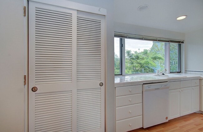 Building Photo - Bright Loft Condo with Stunning Columbia River Views