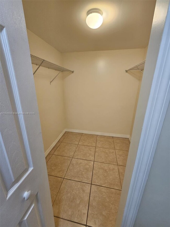 Building Photo - 15027 Coconut Ct