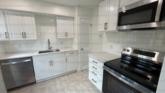 Building Photo - 305 N Oak Cliff Blvd
