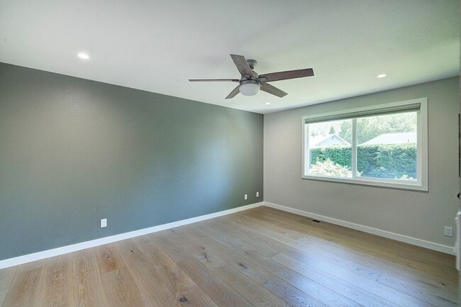 Building Photo - 4Bd/2.5Ba Kirkland House