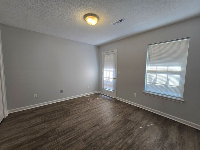 Building Photo - 355 Leafmore Rd SW