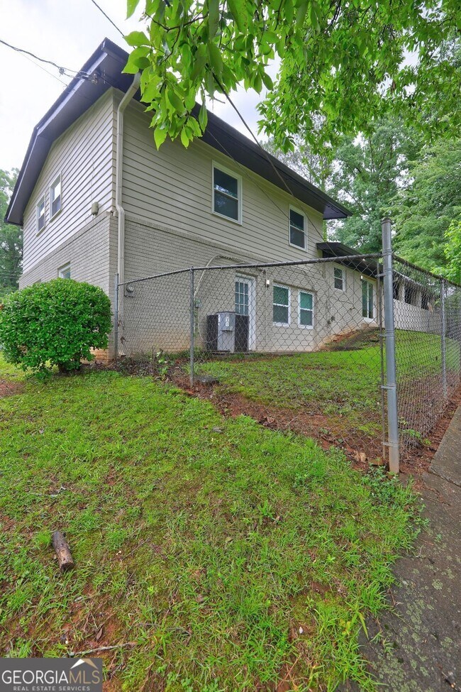Building Photo - 1675 Bouldercliff Ct SE