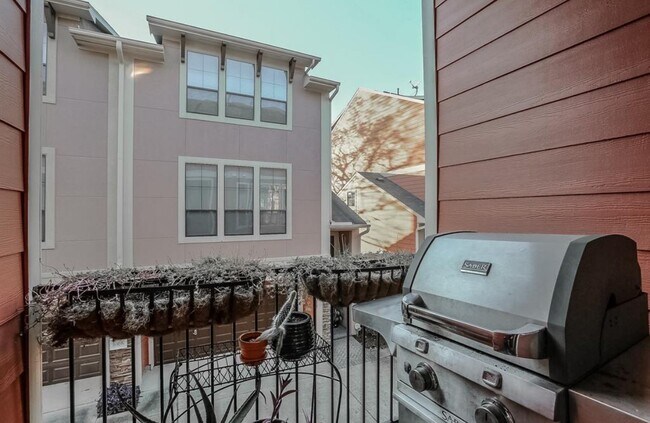 Building Photo - 1049 W 22nd St