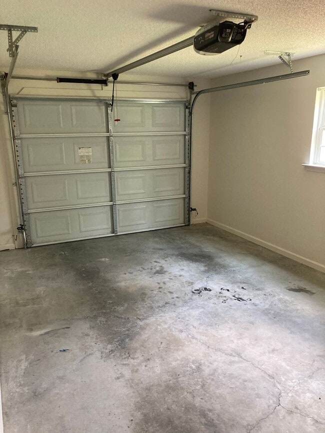 Building Photo - Updated 3/2.5 Townhouse in Armuchee- $1,350