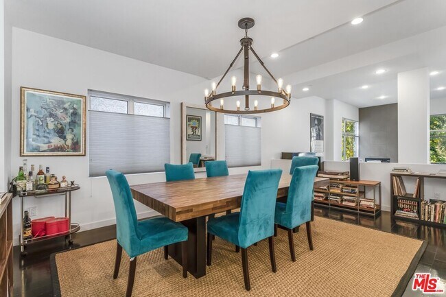 Building Photo - 900 N W Knoll Dr