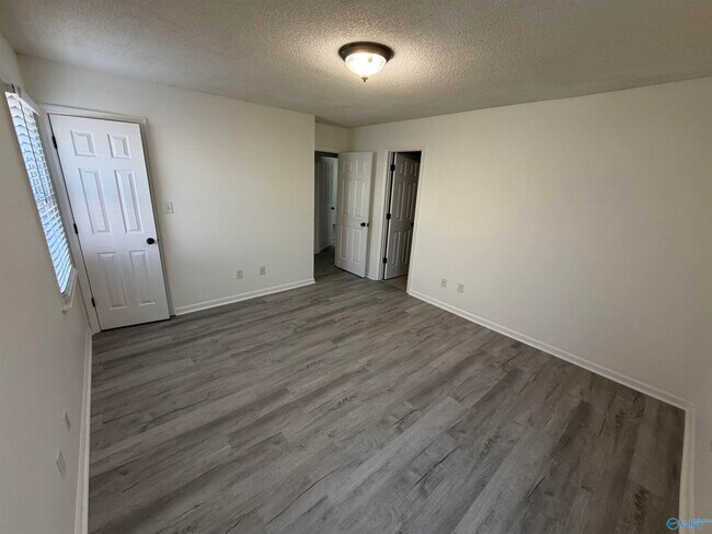 Building Photo - 1004 Brighton Cir SE