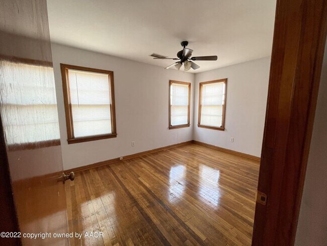 Building Photo - Cute 2bedroom 1 bathroom perfect for a truck driver