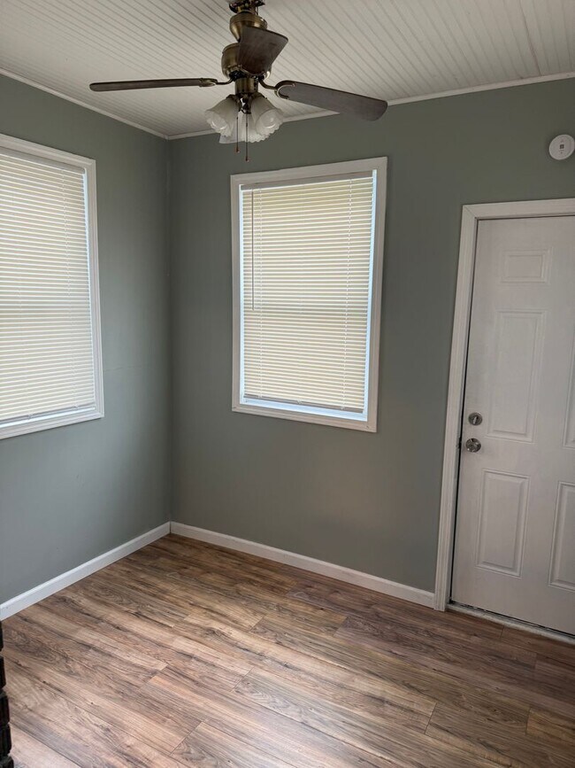 Building Photo - 5319 Sutherland Ave