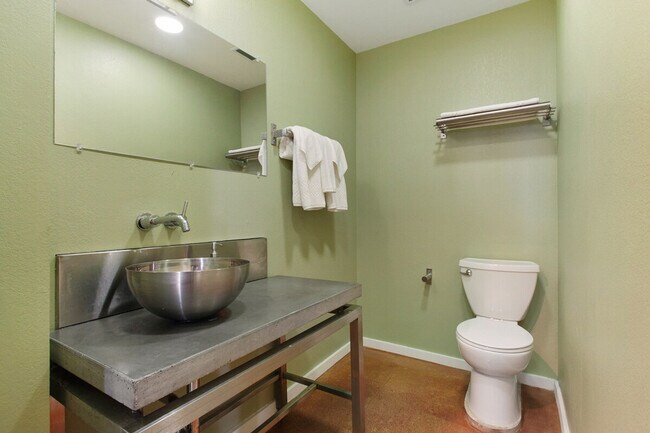 Building Photo - 1039 Constance St