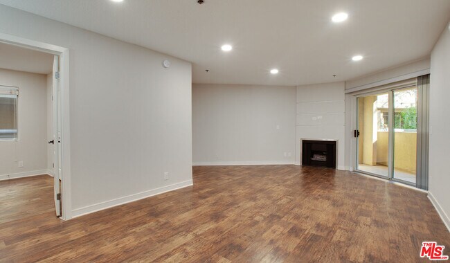 Building Photo - 7660 Beverly Blvd