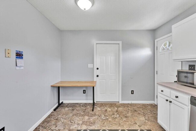 Building Photo - Hubert Home