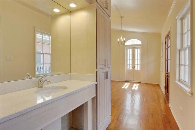Building Photo - 523 Dumaine St