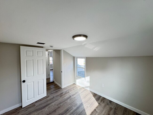 Building Photo - BRAND NEW RENOVATION! Modern 3BR Single Fa...