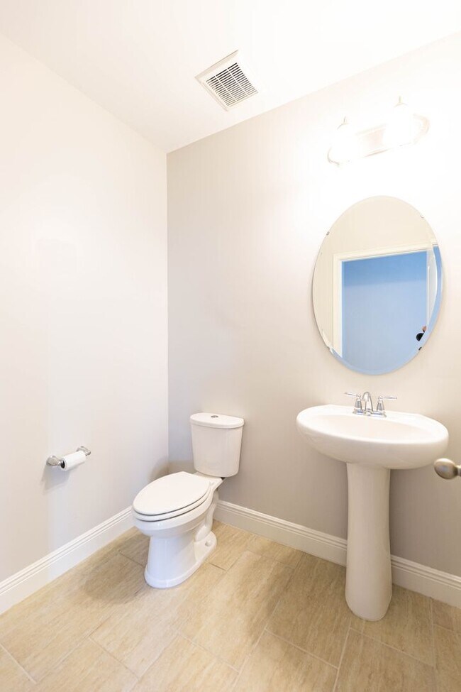 Building Photo - AVAILABLE ON 06/01 - 3 bedroom and 2.5 bat...