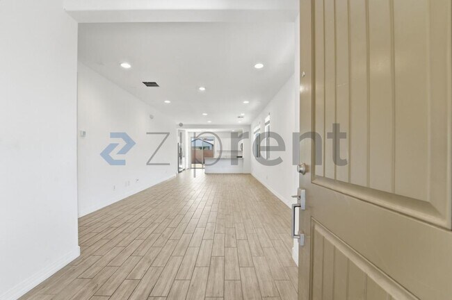 Building Photo - 9219 W Sells Dr