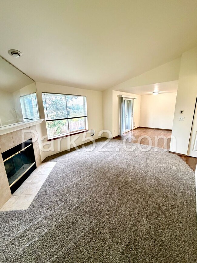 Building Photo - Puyallup Area 2 Bedroom 2nd Floor Apartment