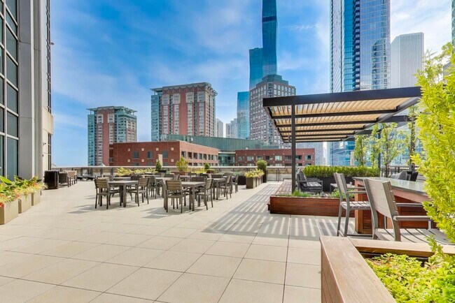 Building Photo - 512 N McClurg Ct